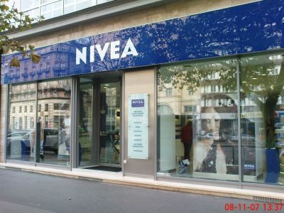 Nivea Alu-Glasportale - Schaufenster