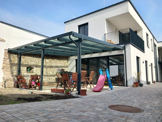 Terrassenüberdachung oder Sommergarten? – Welche Lösung passt zu dir?