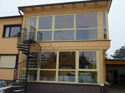 Terrassenverbau aus Alu als Stiegenhaus verglasung