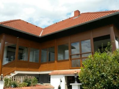 Terrassenverbau aus Kunststoff mit Holzdekor passend zum Hausstill