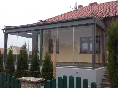 Nyárikert zsalúziával és tetőárnyékolóval