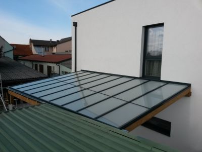 Carport aus Holz, verglast von Fensterwerk