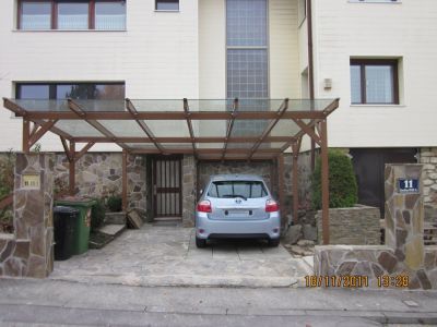 Carport aus Stahl und Wetterschutz für Eigangsbereich