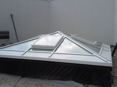 Alumínium portál és tetőablak elektromos ablakokkal