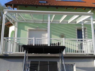 Terrassenüberdachung mit Alustebe  Gelände