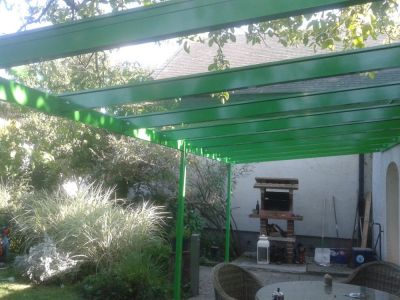 Terrassenüberdachung - Grüne Oase in Garten