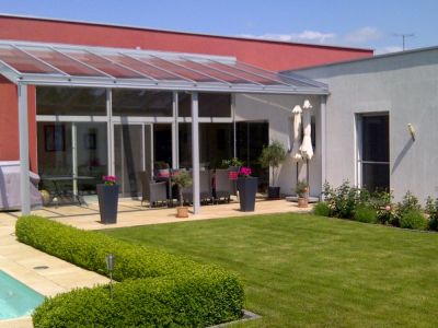 Terrassenüberdachung mit Beschattung in eine Schöne Garten