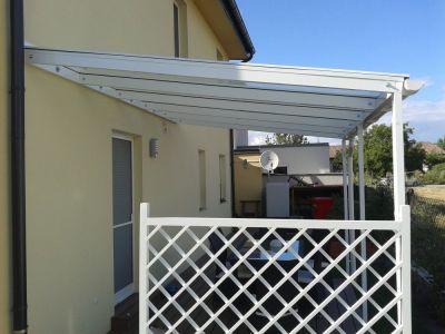 Terrassenüberdachung mit Seitlichen gitterschutz
