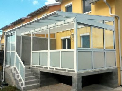 Terrassenverglasung mit Seite und Parapett verglasungen